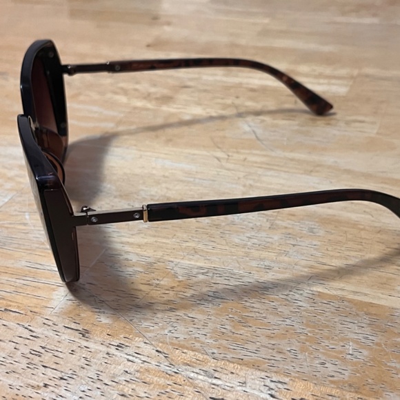 Tahari Women’s Sunglasses Leopard Brown - Picture 8 of 9